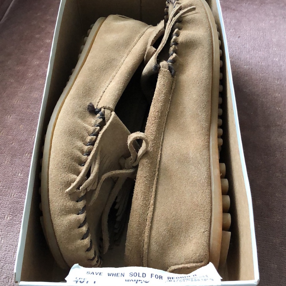 Minnetonka kilts taupe 7 1/2 NIB 407T